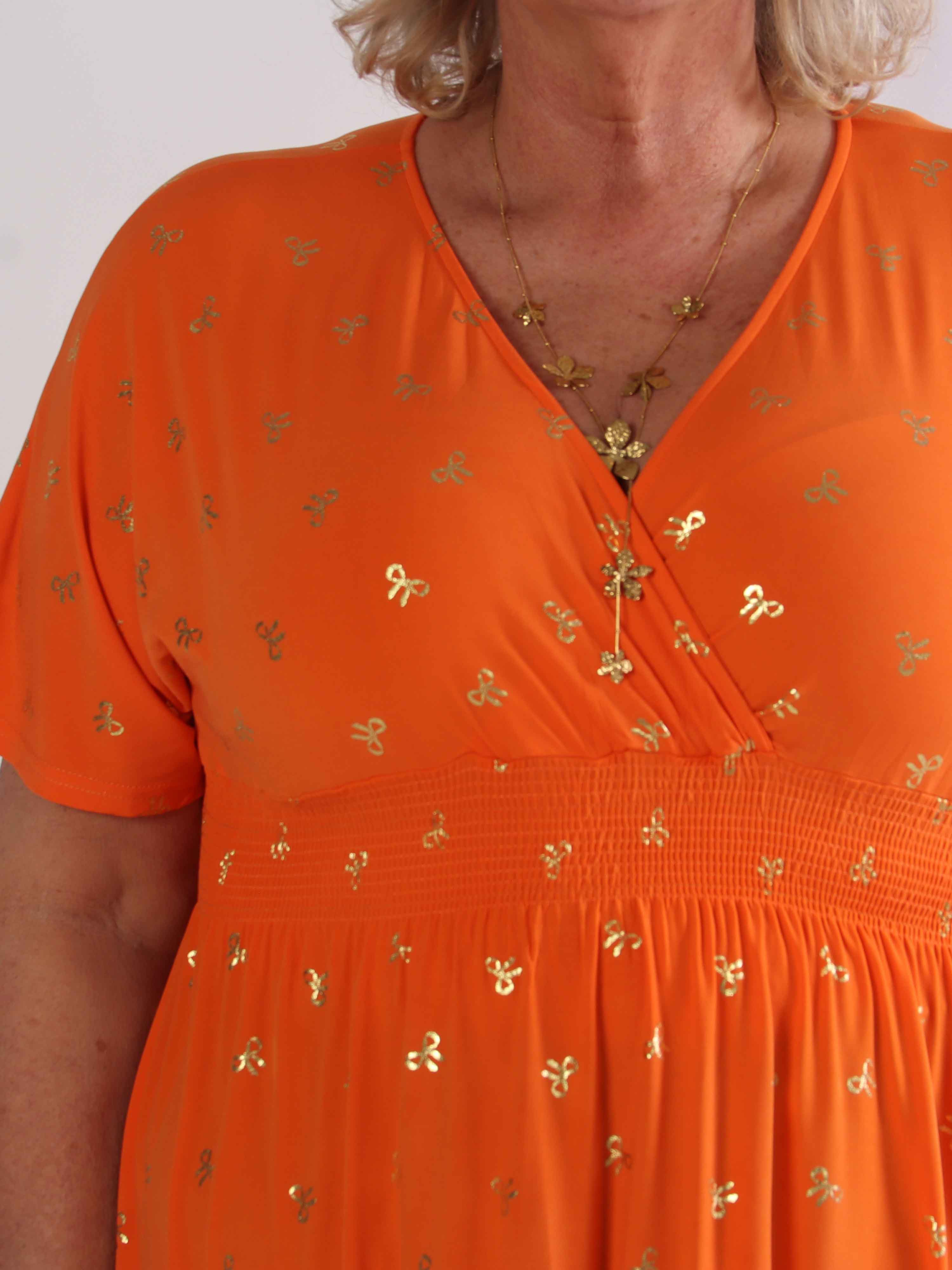 Pams Gold Bow Short - Plus size kjole med smock i livet og fine guld sløjfer